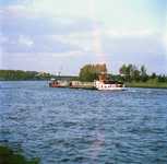 849489 Afbeelding van een vrachtschip met zand in het Amsterdam-Rijnkanaal bij Nieuwegein, met op de achtergrond de ...